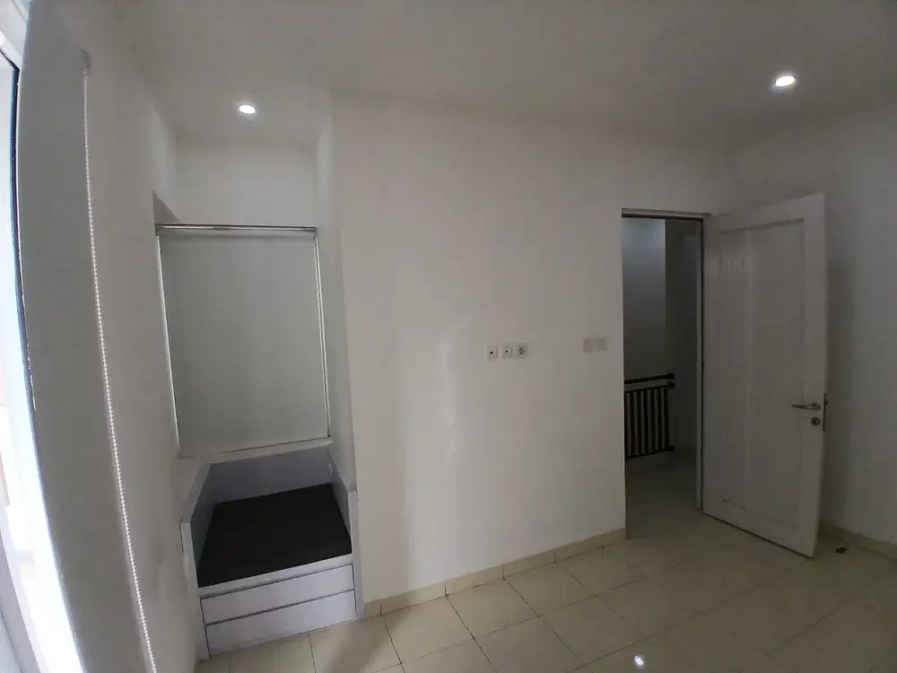 Dijual Rumah Hoek Taman Semanan Indah Jakarta Barat