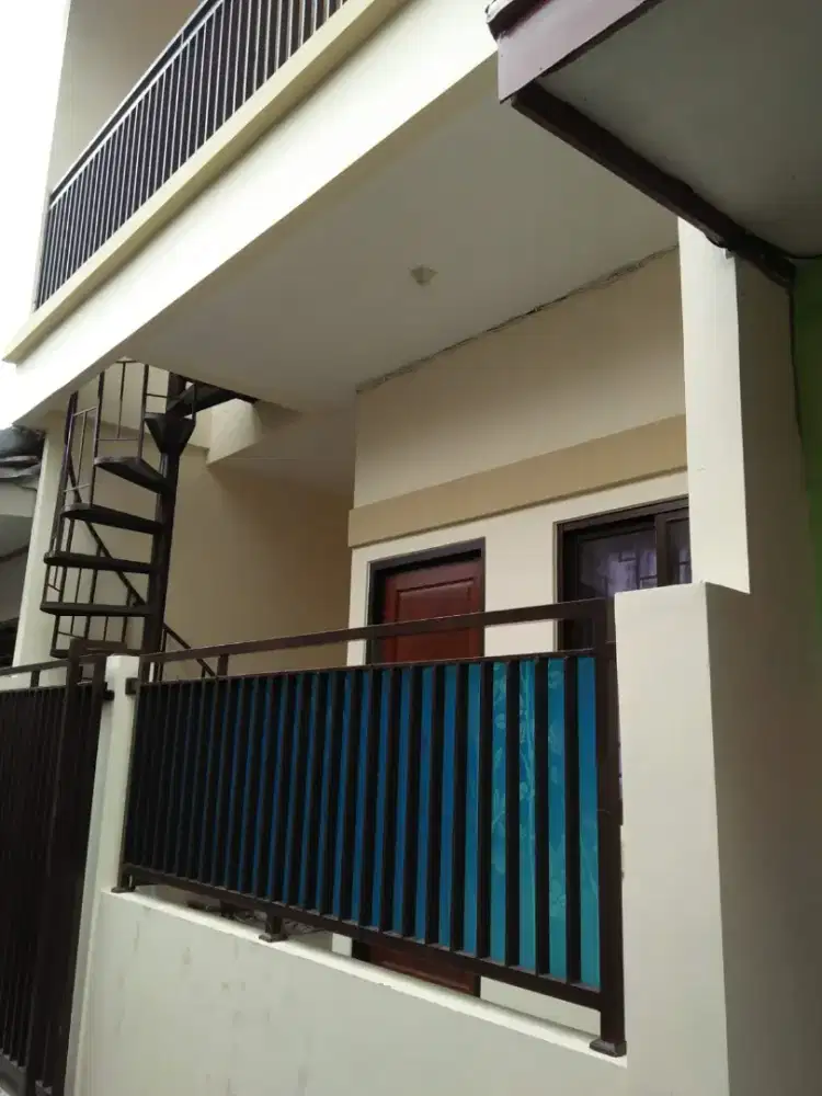 Kontrakan Model Studio di Lantai Atas