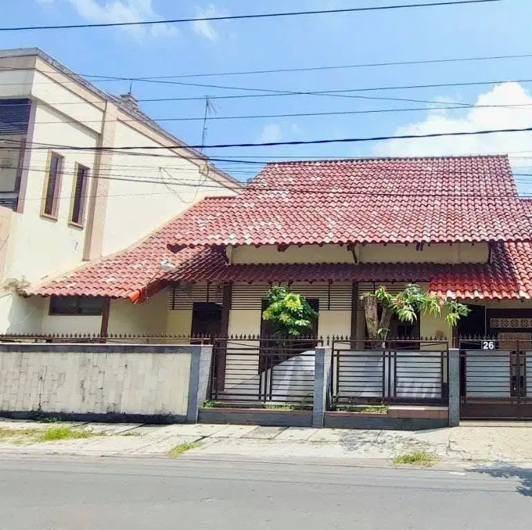 Rumah luas minimalis 227 m2 di tengah kota Solo