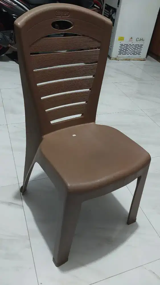 Kursi ada sandaran kokoh