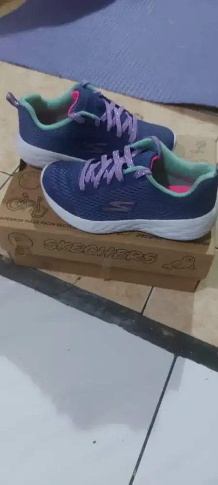 SEPATU SKECHER ANAK (SECOND)UKURAN 29 KONDISI 98% BARU DIPAKAI SEKALI