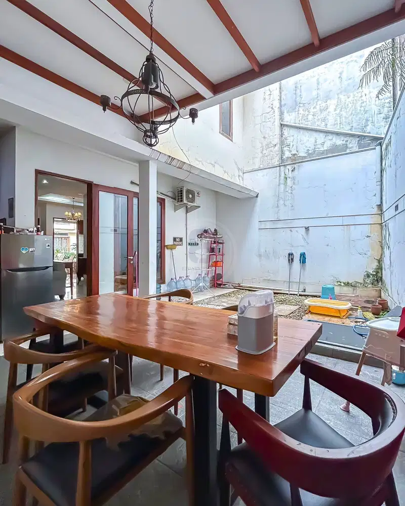 BINTARO, RUMAH KEREN TERAWAT TANAH LUAS