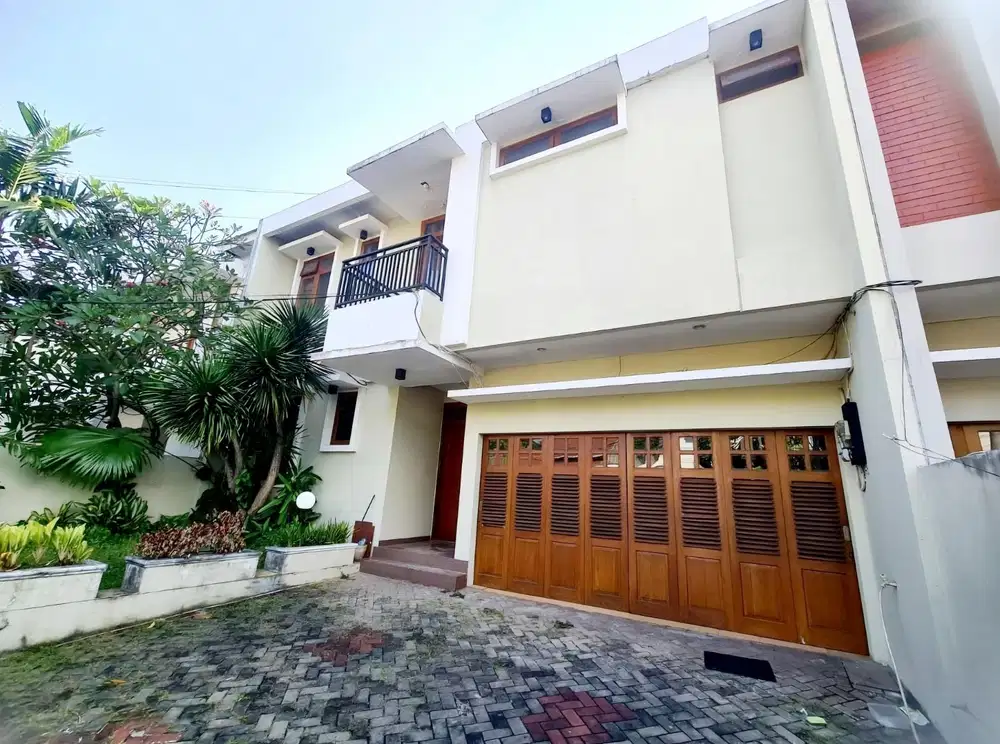 Sewa Rumah Modern Tropikal di Kemang 4 Kamar Tidur