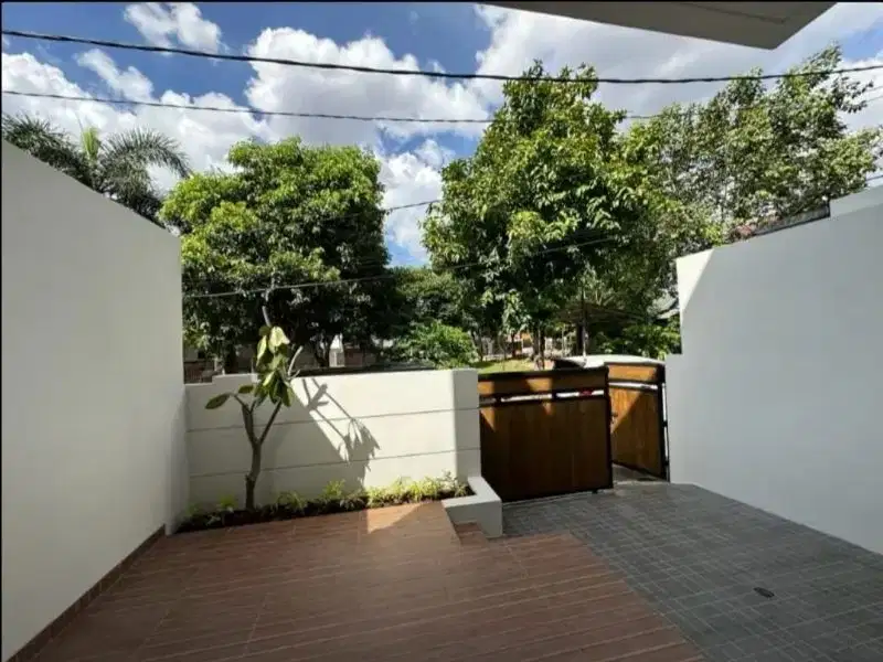 dijual rumah brand New 2 lt posisi depan taman