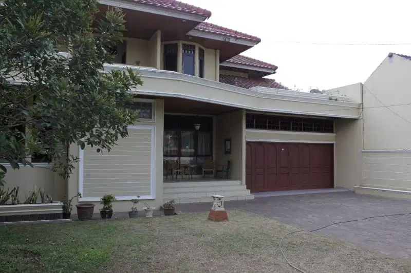 RUMAH LUAS DENGAN FASILITAS KOLAM RENANG DI PONDOK GEDE