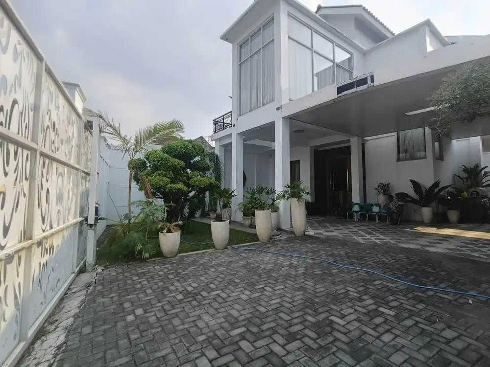 Rumah Mewah Luas Furnish ada Kolam Renang Ring 1 Kota Solo