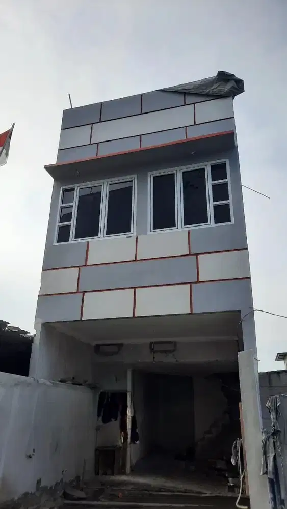 Di jual Rumah 3 lantai bangunan baru di kalideres