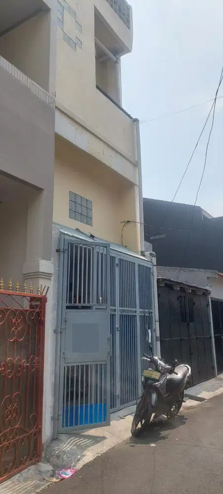 n960 Rumah 3KT 3,5 lantai Makaliwe Grogol 63m2 selatan