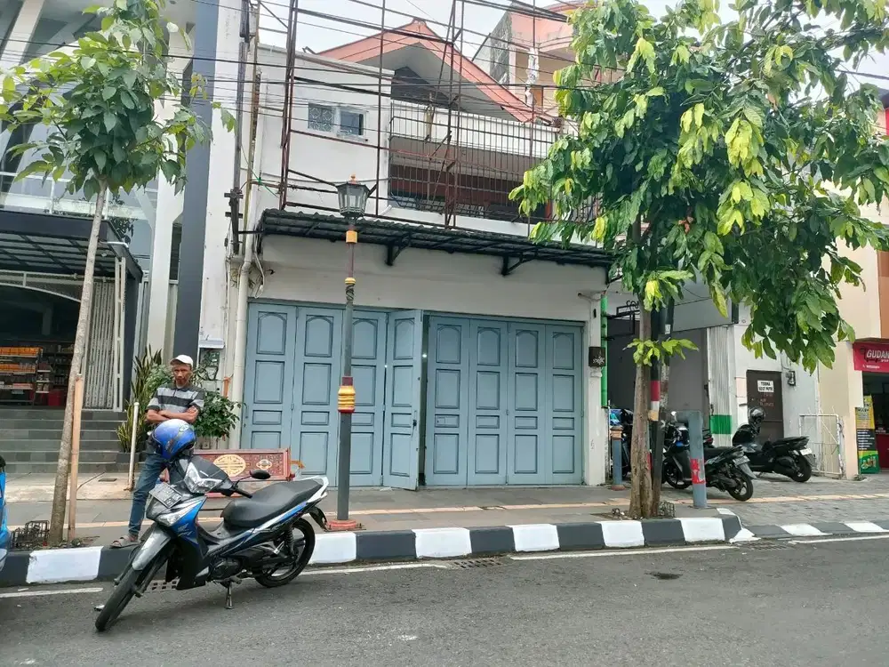 Ruko 2,5Lt  Tepi Jalan Raya Tengah Kota