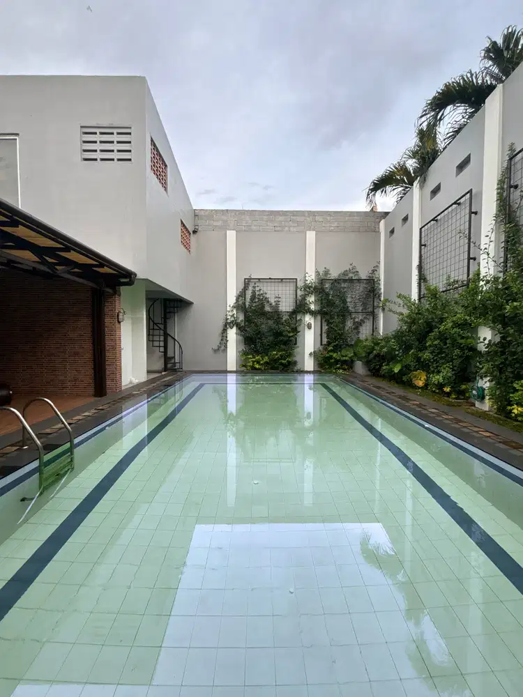 Disewakan Rumah Di Kemang Nyaman Dan Asri semi furnished ada pool