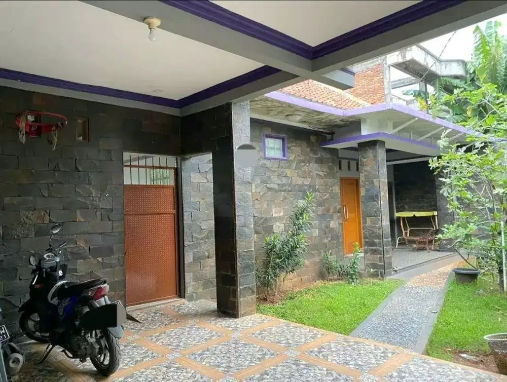 MURAH, Rumah Cantik Luas 300 Taman Luas Jatiwaringin Non Komplek