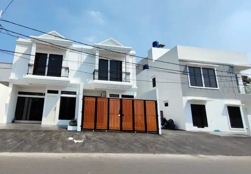 Rumah 2 Lantai Lokasi Strategis Dekat Pintu Masuk Tol Pulomas