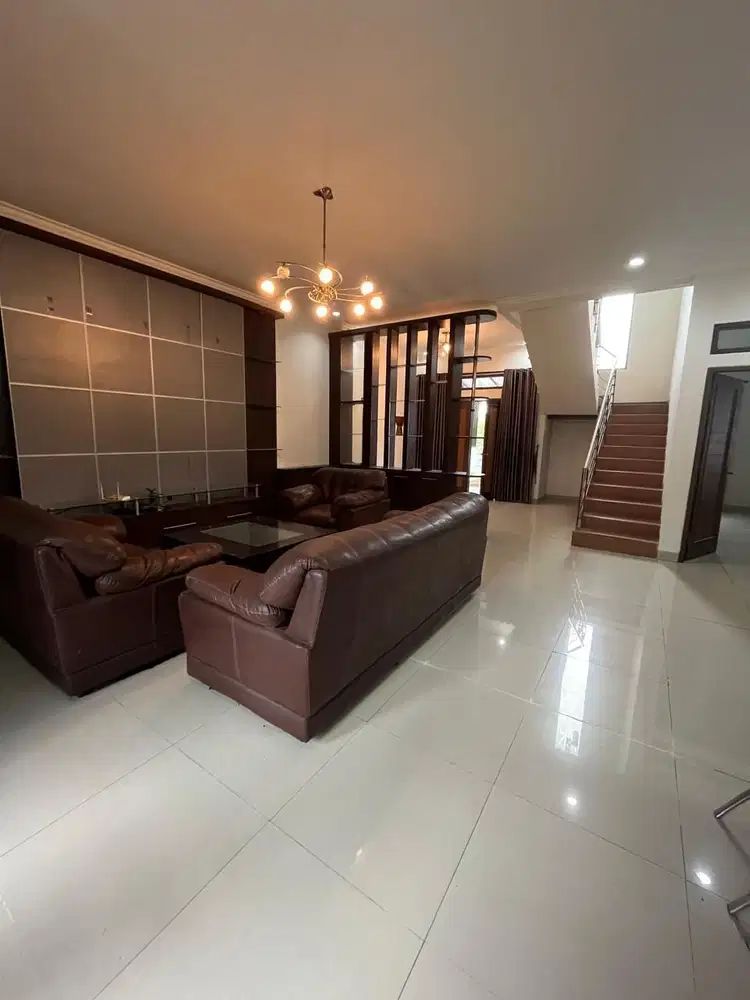 Disewakan Rumah Mewah Siap Huni di Setraduta Residence