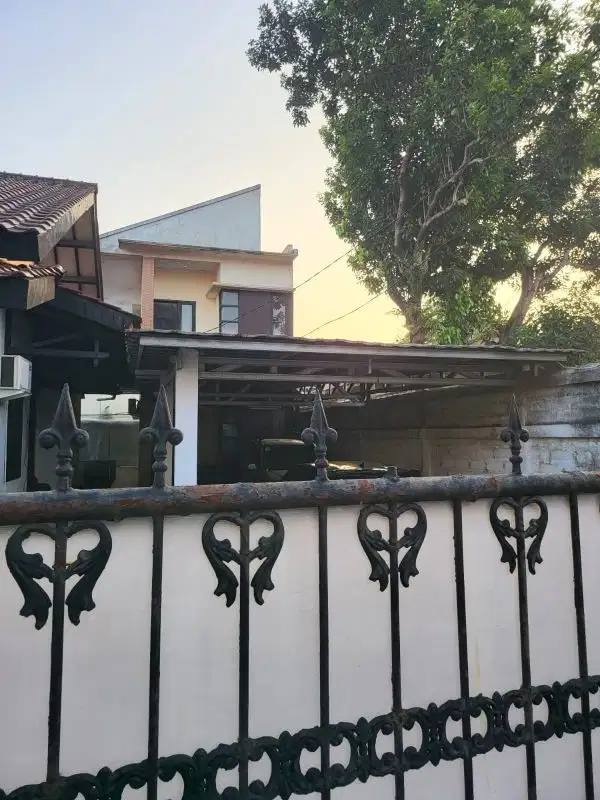 RUMAH DENGAN TANAH LUAS LOKASI STRATEGIS DI CEGER CIRACAS JAKTIM