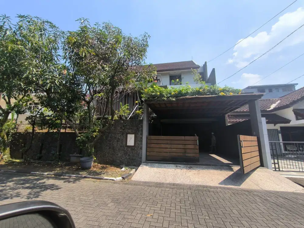 Dijual Rumah Cantik Mewah Suasana Asri 3 lantai Di Batununggal Indah