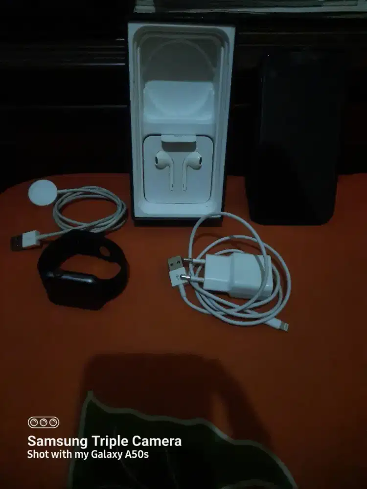 Iphone 11...64 GB include iwatch (include)