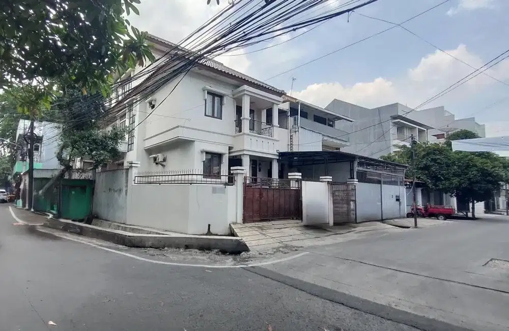 Rumah Cantik Posisi Hoek Jl. kebon Jeruk Kota, Strategis, Furnish SHM