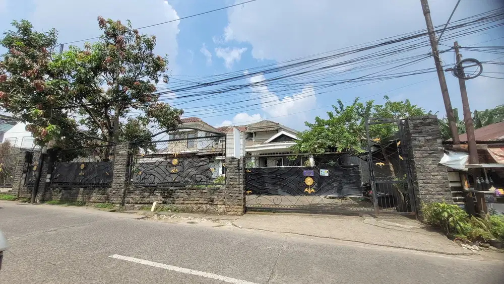Dijual Rumah Luas di Pinggir Jalan Dekat Tol Kukusan Depok