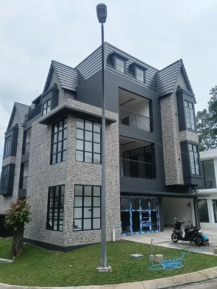 DIJUAL RUMAH PREMIUM 3 LANTAI BAGUS SIAP HUNI HOOK NEGO SENTUL CITY