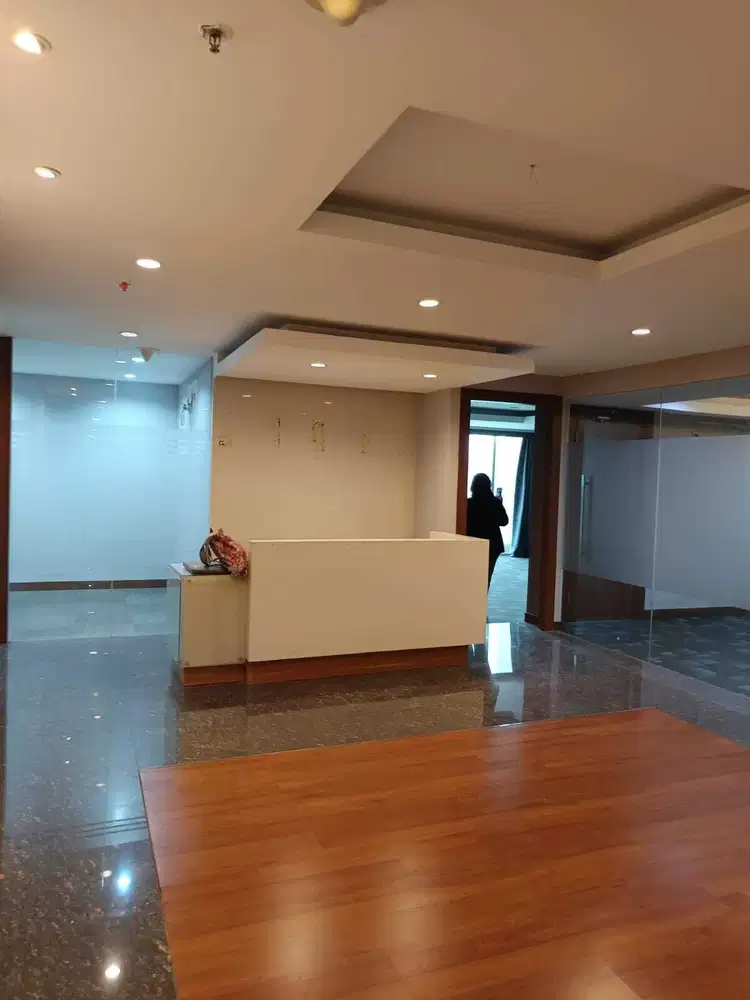 SEWA KANTOR DI JAKARTA BARAT  SLIPI 198M2  PARTISI 170K NEGO