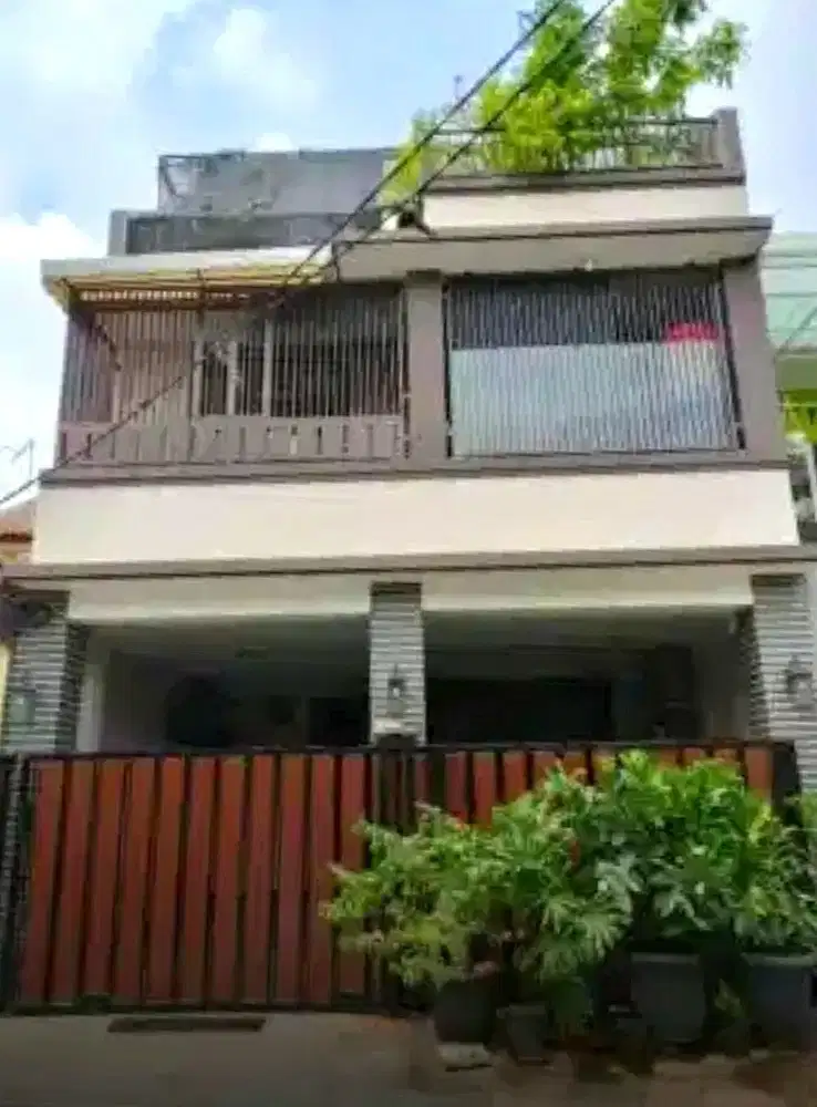 Dijual Rumah Cantik Kemang Pratama 3 Lantai ada Rooftop