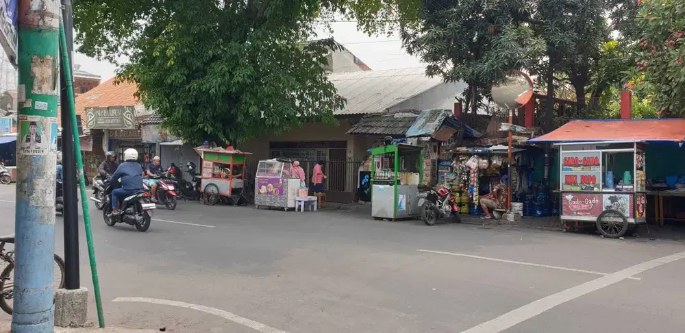 RUMAH KRAMAT SENEN PINGGIR JALAN COCOK UNTUK USAHA HITUNG TANAH MURAH