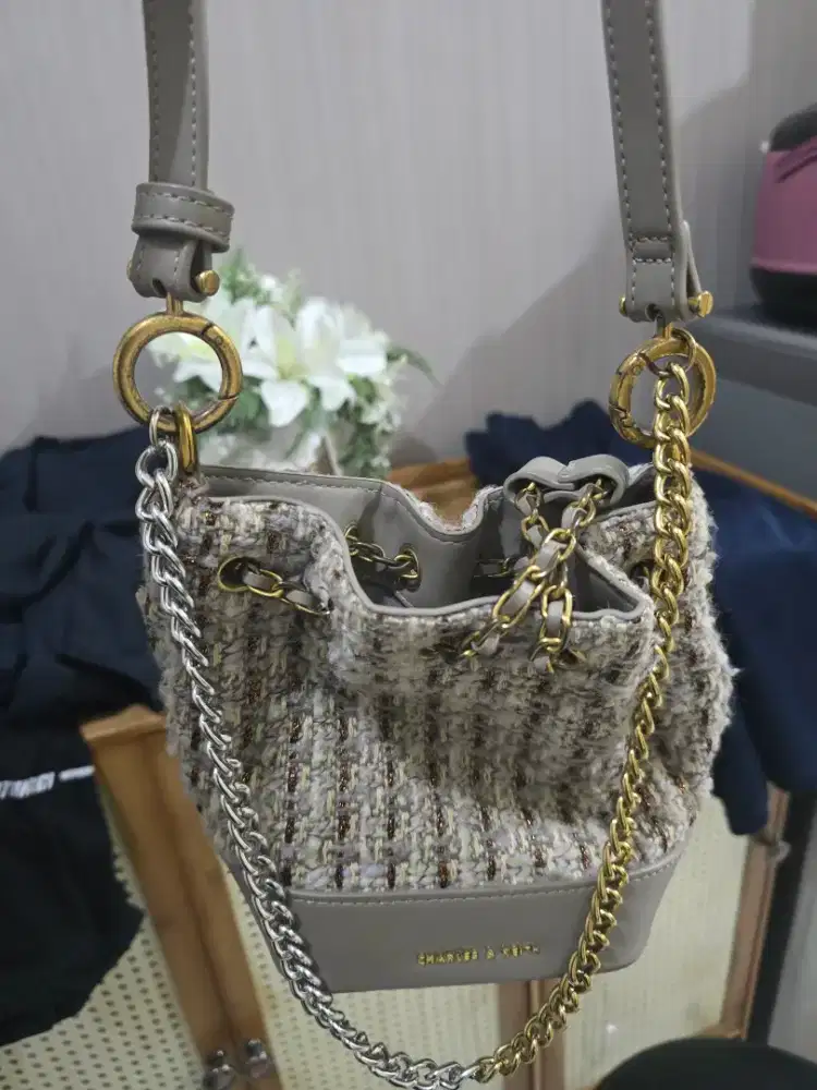 Tas Tangan Charles Keith