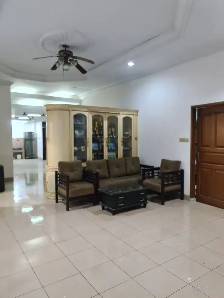 Rumah di kelapa gading jalan raya bisa utk usaha