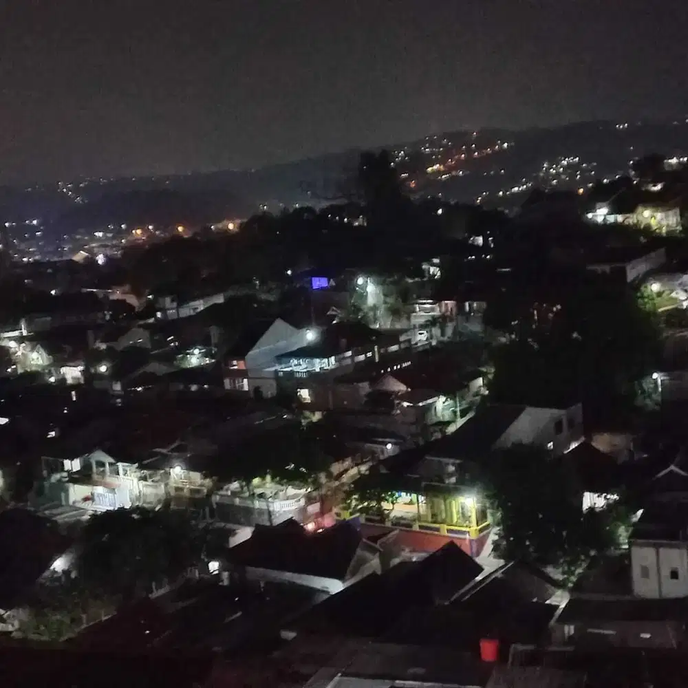 RUMAH MEWAH 3 LANTAI DENGAN ROOFTOP DI ROROJONGGRANG