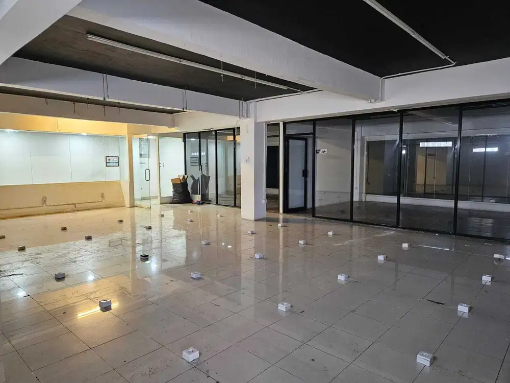 DISEWA RUKO STRATEGIS PINGGIR JALAN KEBON JERUK COCOK UNTUK USAHA