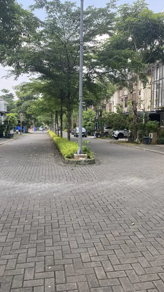 RUMAH 3 LANTAI RAPI @WHELFORD GREENWICH CAT SATU RUMAH 2 JALUR JALAN