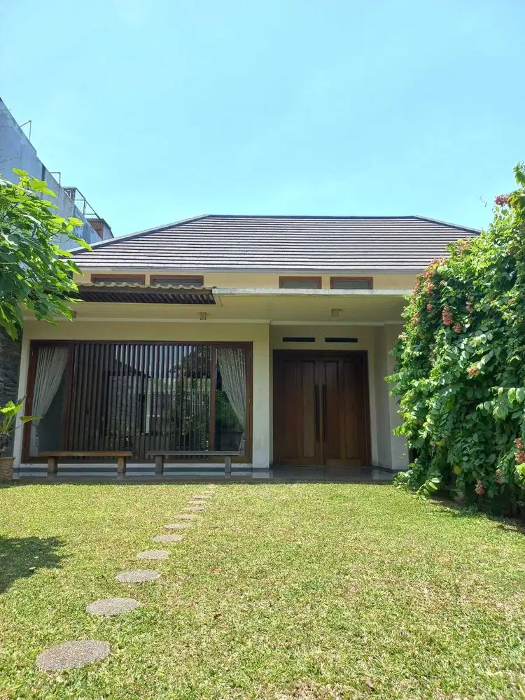 Dijual Rumah di Bintaro Jaya Sektor 9 Mertilang Halaman Luas Siap huni