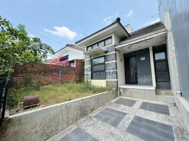 Rumah minimalis modern one gate Sistem dikelilingi area Kampus