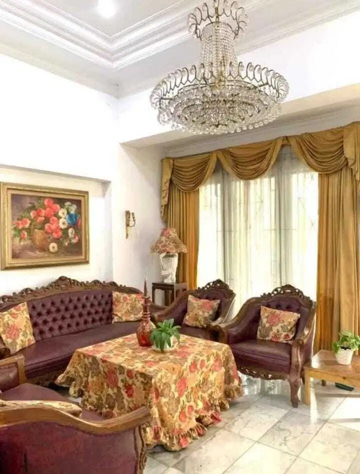 DIJUAL RUMAH MEWAH DENGAN TAMAN BELAKANG DI MENTENG JAKARTA PUSAT
