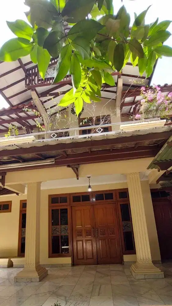 Jual rumah dekat Pondok Indah cocok untuk kantor, minimarket, dan kos.