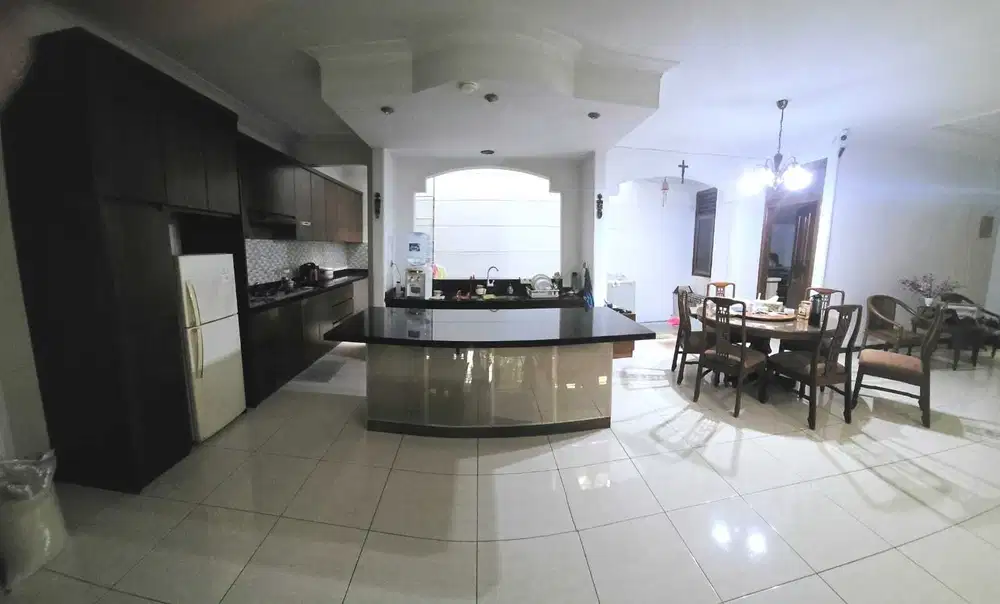 Jual rumah lama terawat di Taman Aries Meruya Jakarta Barat.