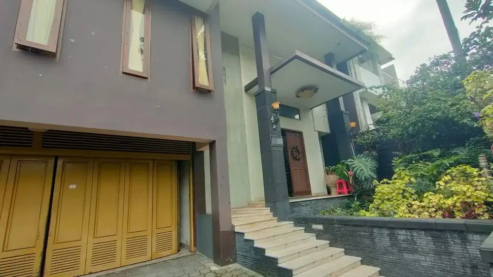 Termurah! Rumah Mewah 3 Lantai di Setraduta Bandung
