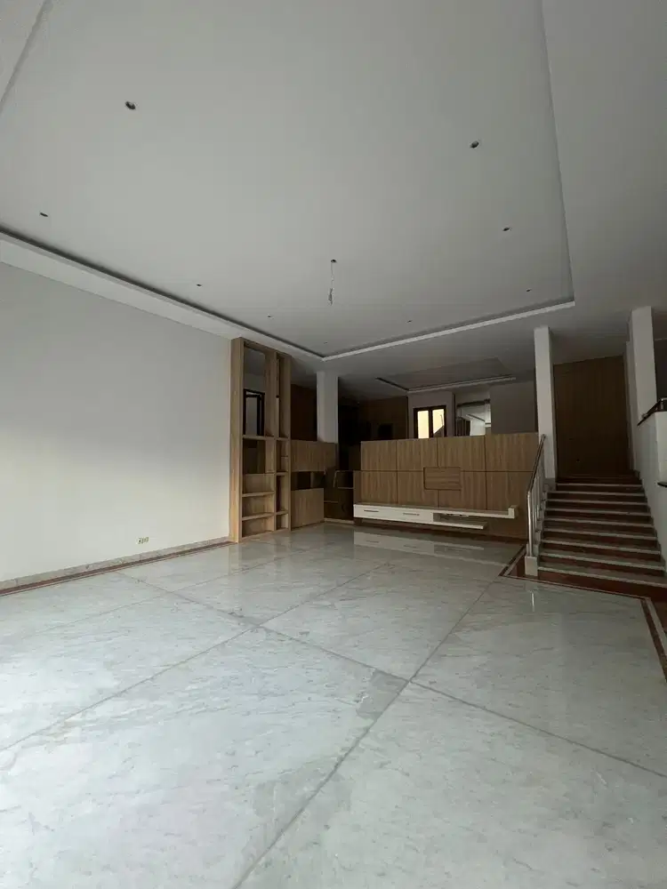 Rumah 4 Lantai Siap Huni Semi Furnished di Taman Villa Meruya Kembanga