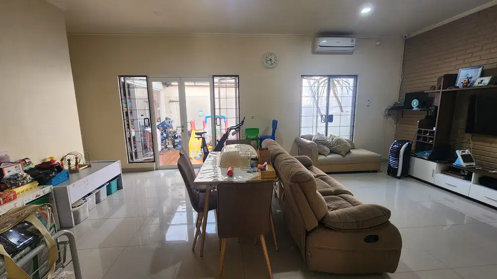 Dijual rumah cantik & luas 2lt ada garasi & carport di Suvarna Sutera