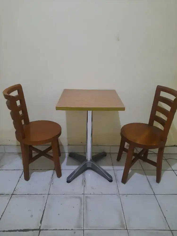 Dijual 2 pasang kursi dan 2 meja eks cafe