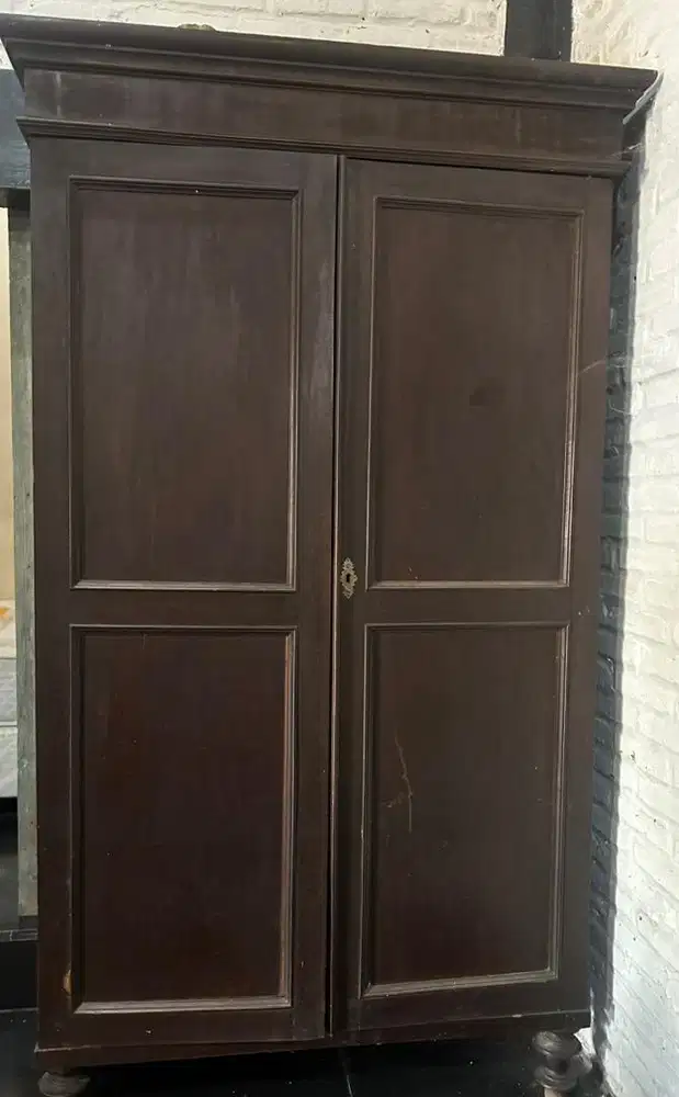 LEMARI BELANDA KUNO ANTIK