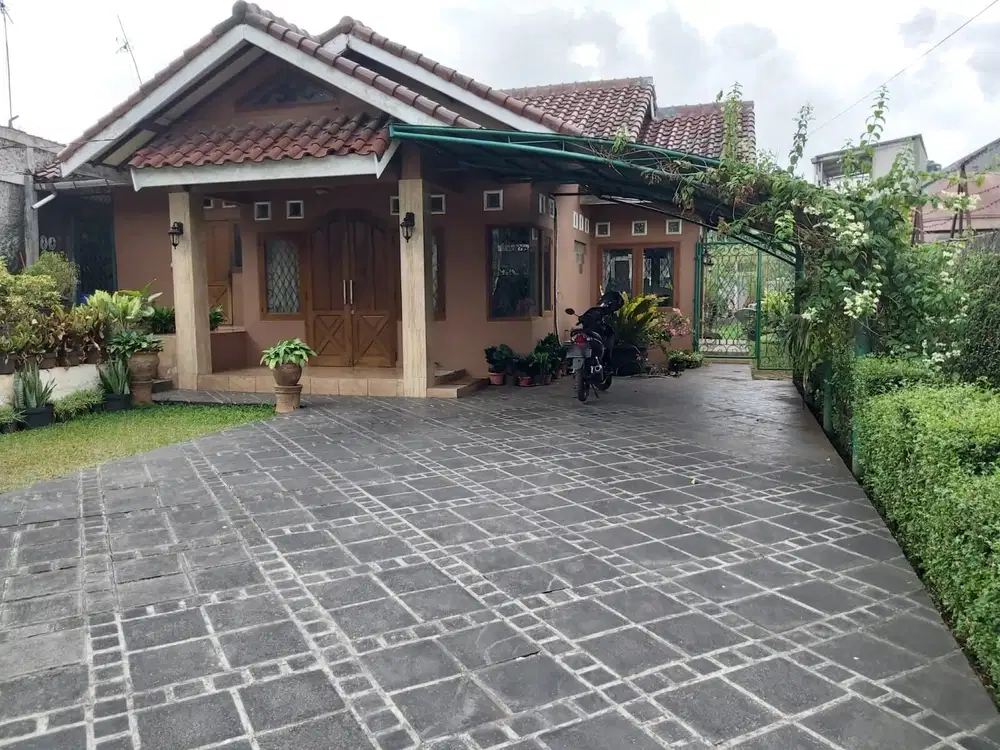 DIJUAL RUMAH ASRI DENGAN HALAMAN LUAS KAWASAN CIPAYUNG CIPUTAT