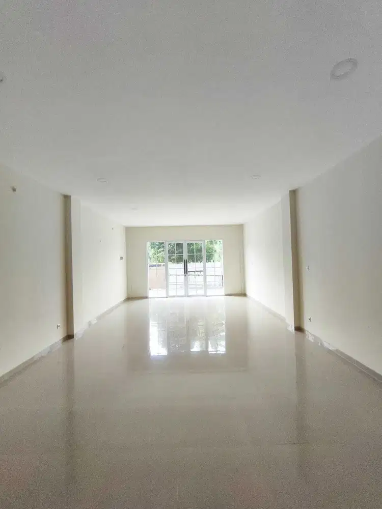 DISEWA RUKO BARU DI CEMPAKA PUTIH LOKASI STRATEGIS PINGGIR JALAN BESAR