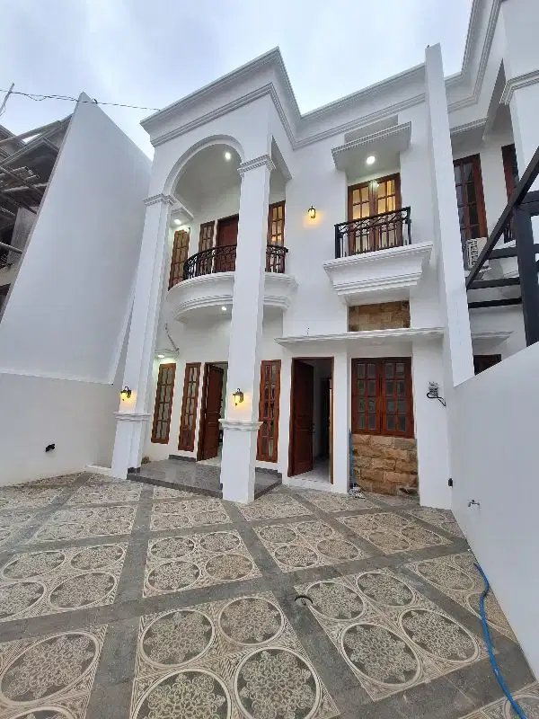 RUMAH BARU Konsep Classic Dalam Komplek di Duren Sawit Jakarta Timur