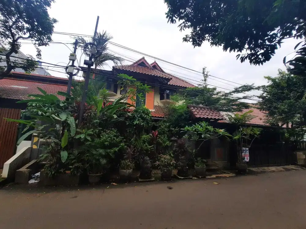 DIJUAL RUMAH ASRI AUTENTIK DI KAWASAN KEBAYORAN BARU JAKSEL