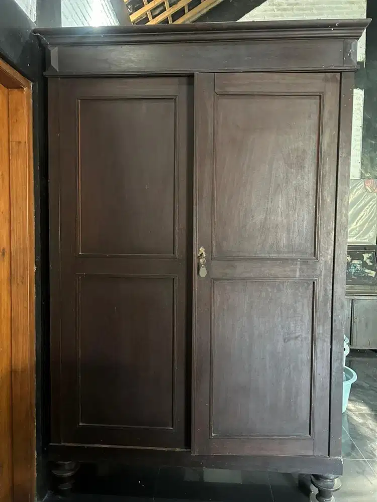 LEMARI ANTIK KUNO BELANDA BESAR