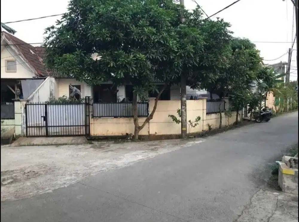 Rumah di jalan utama di medang lestari