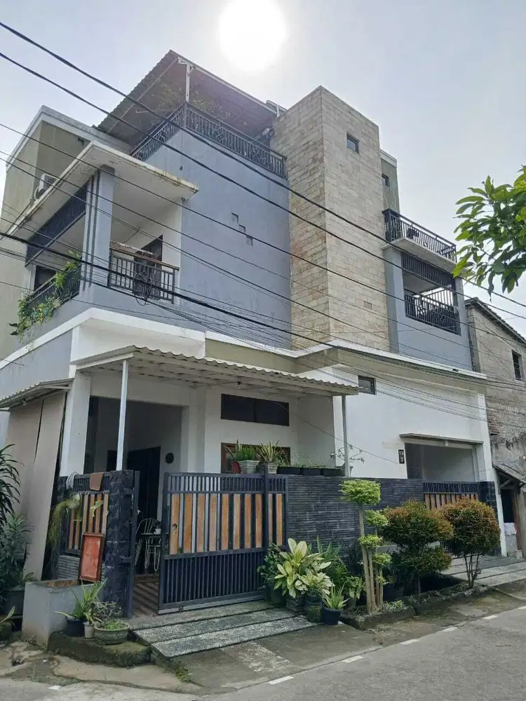 RUMAH CANTIK 3 LANTAI SIAP HUNI DI DASANA INDAH