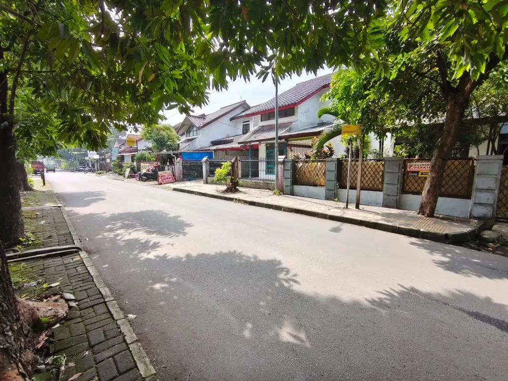 Rumah Hoek Di Indraprasta Di Jalan Utama Cocok Buat Kantor