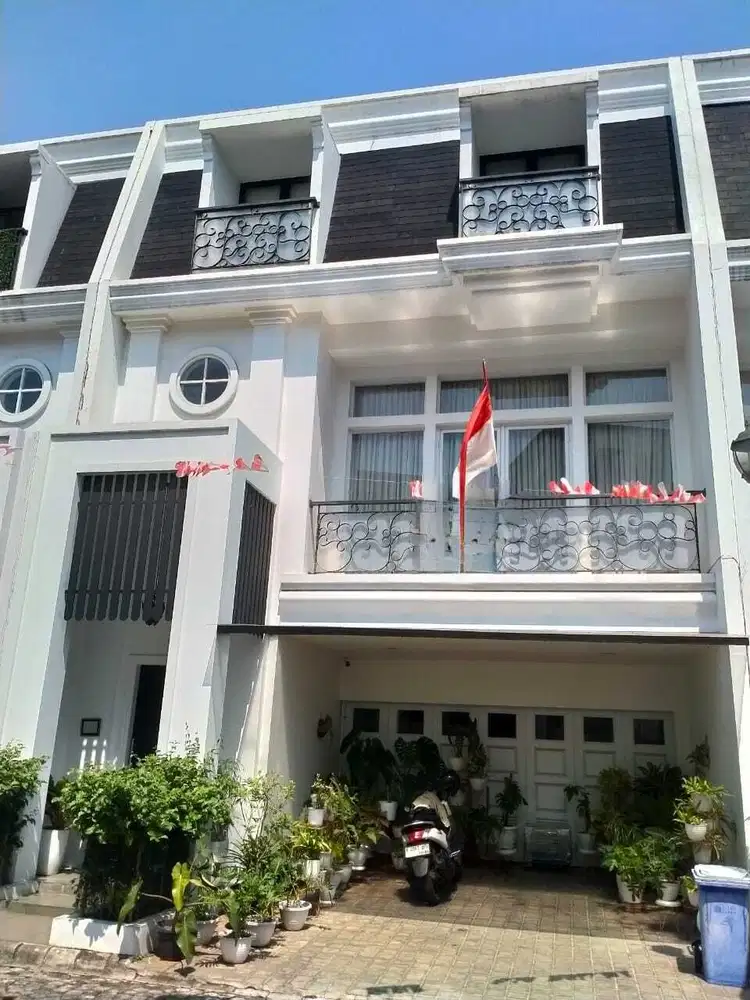 Dijual rumah dengan private lift, pool dalam komplek di Joglo Jakbar